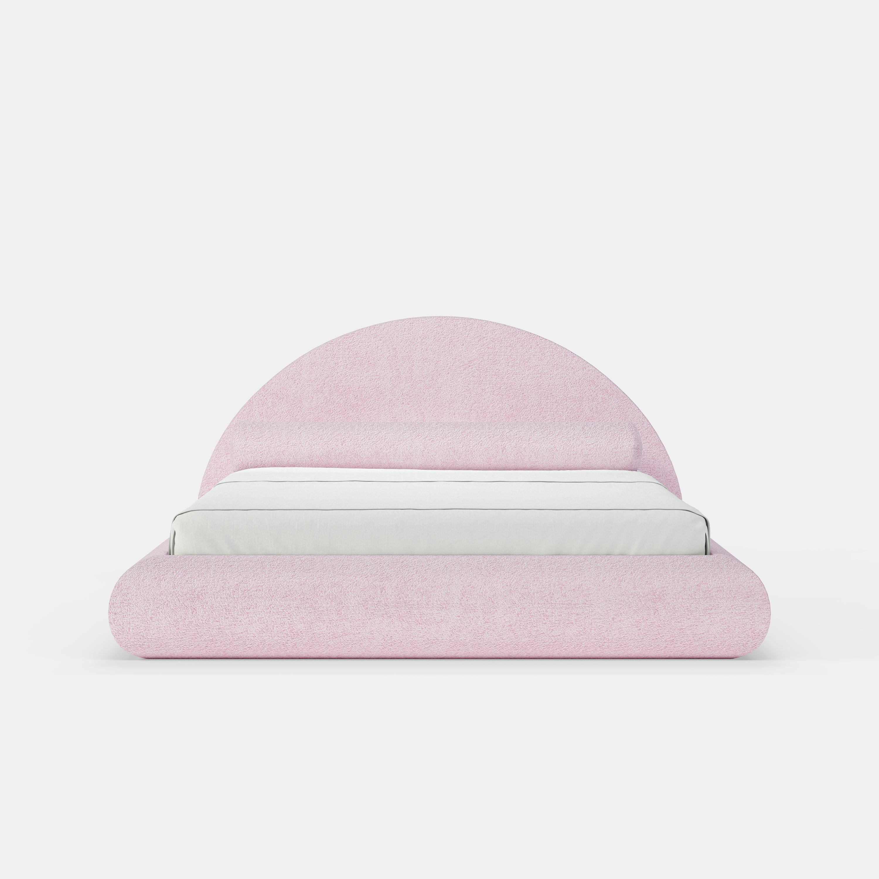 Housse en laine bouclée rose poudré sur un lit nuage