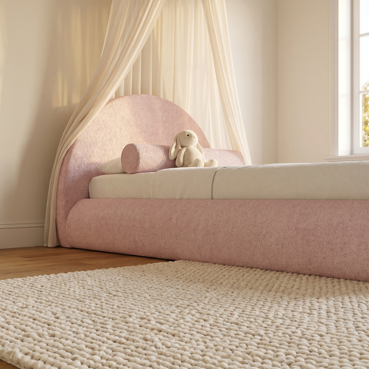 Lit nuage enfant avec voile leger, lumiere de fin de journee