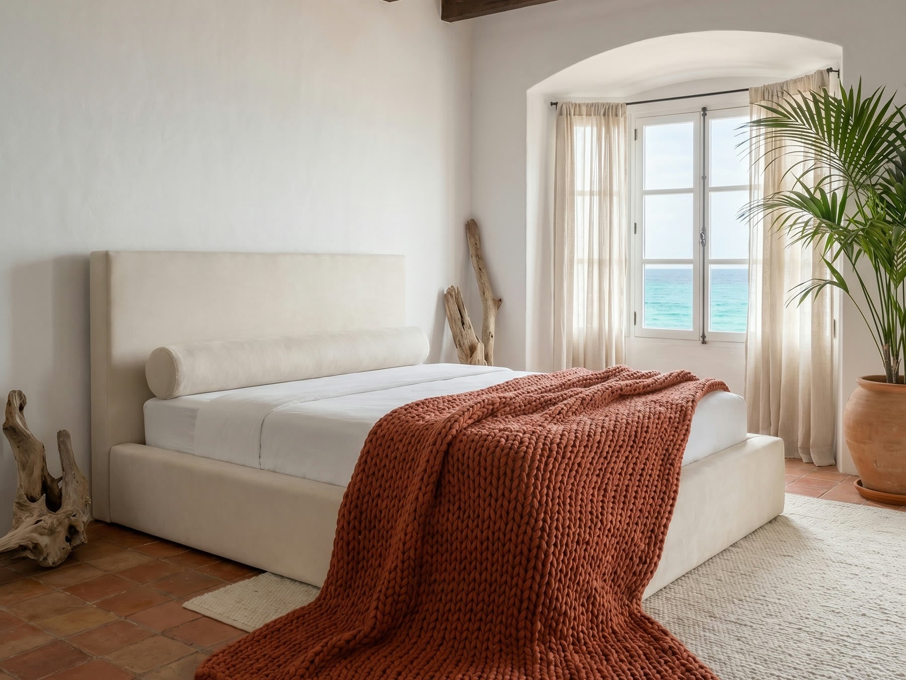 Lit Mochi Frame blanc dans une chambre mediterraneenne ouverte sur la mer