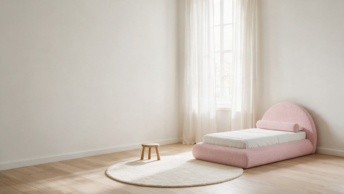 Cloud bed enfant en laine bouclee rose poudre dans une chambre claire