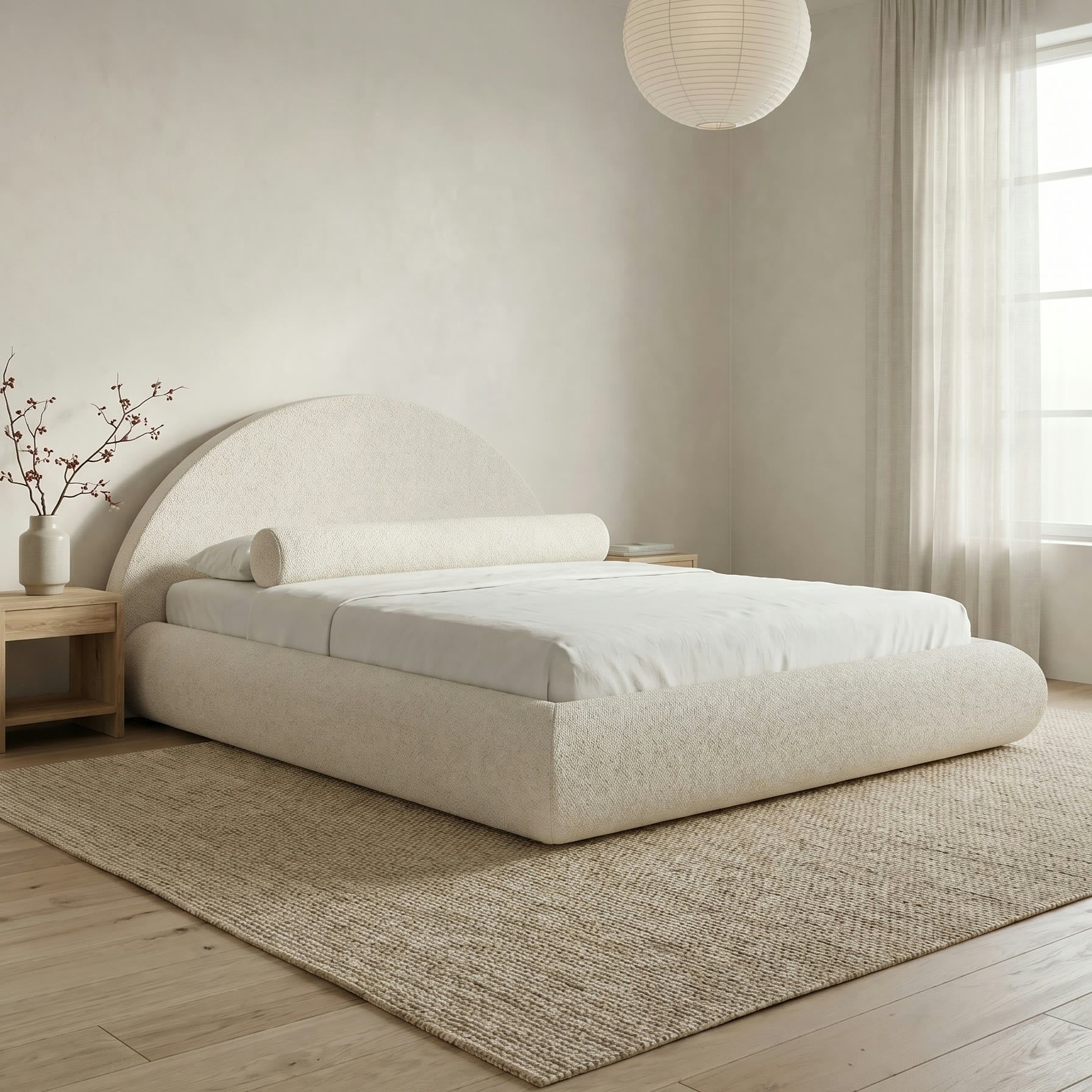 Lit Mochi Cocoon crème dans une chambre japandi épurée, branches de cerisier
