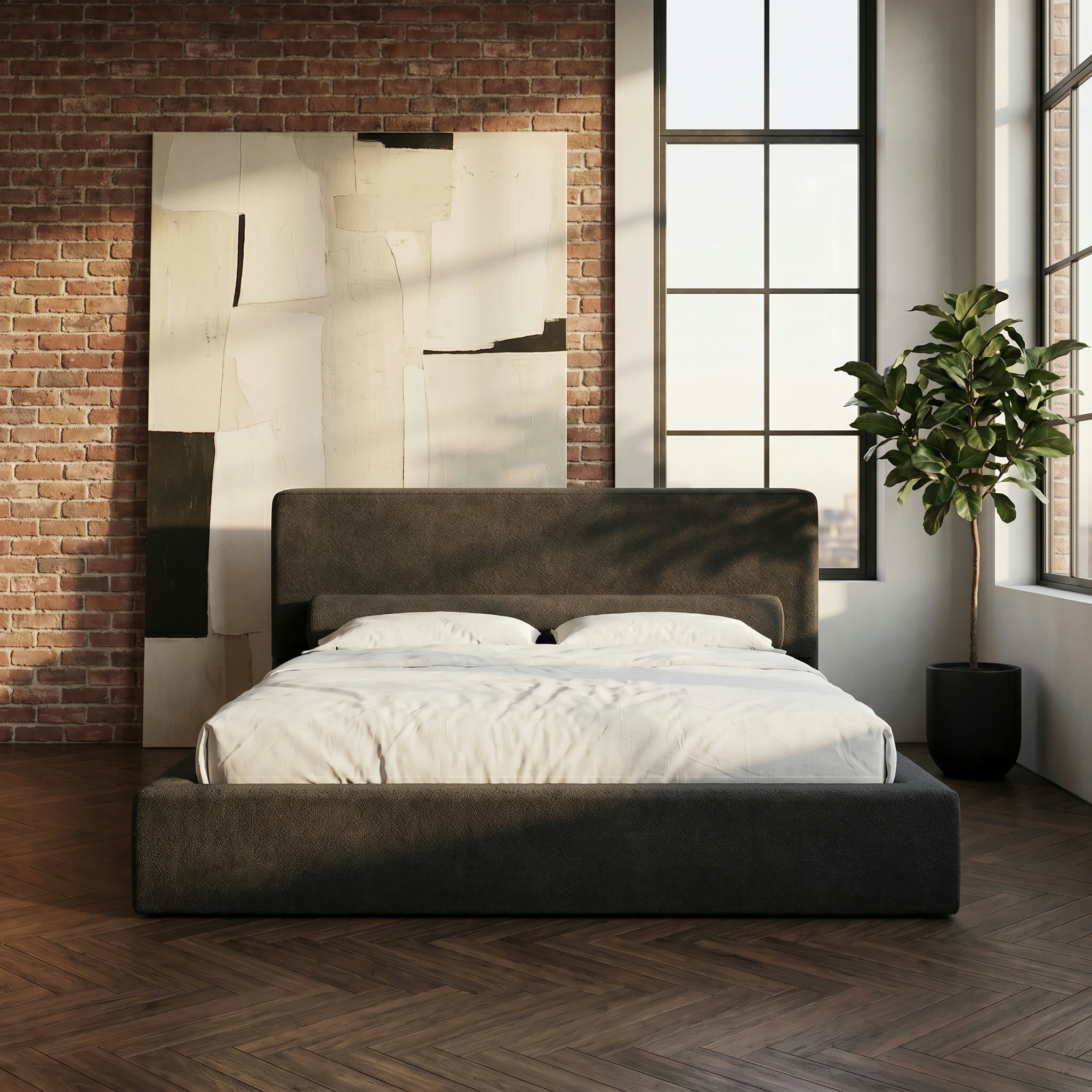 Lit Onyx Frame dans un loft new-yorkais à murs de brique et grandes verrières