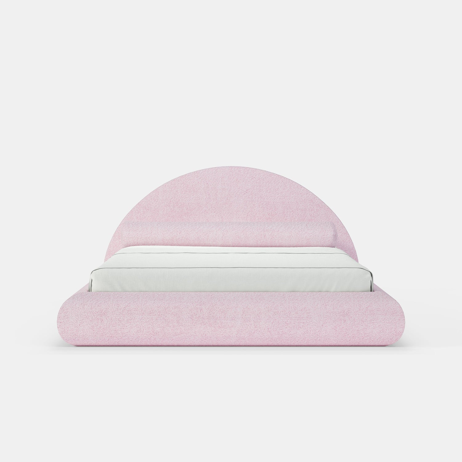 Housse en laine bouclée rose poudré sur un lit nuage