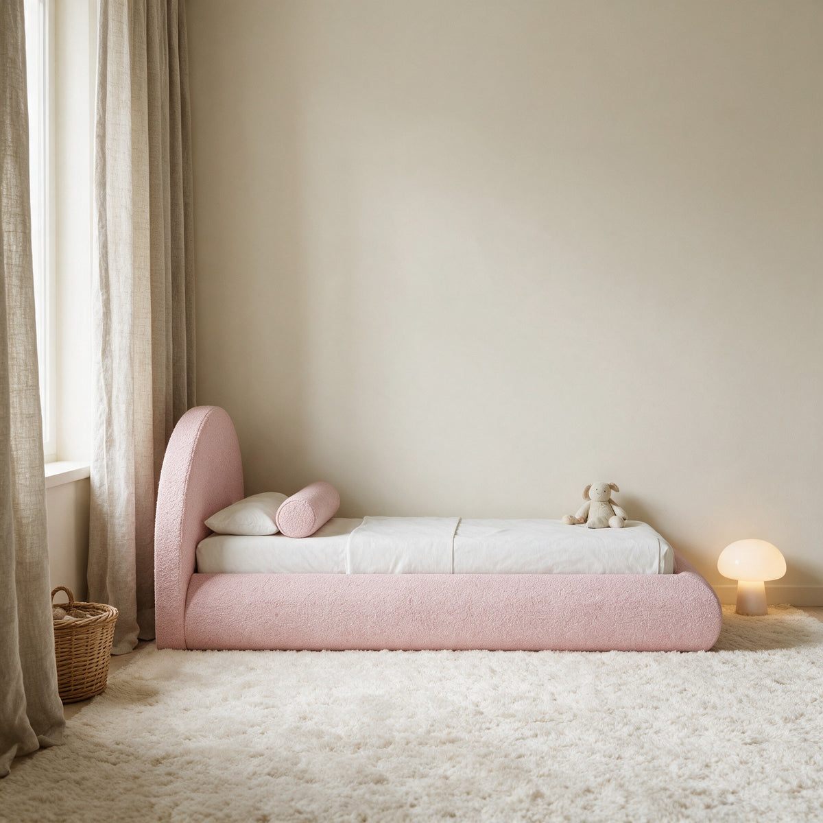 Cloud bed enfant vu de profil, chambre scandinave creme