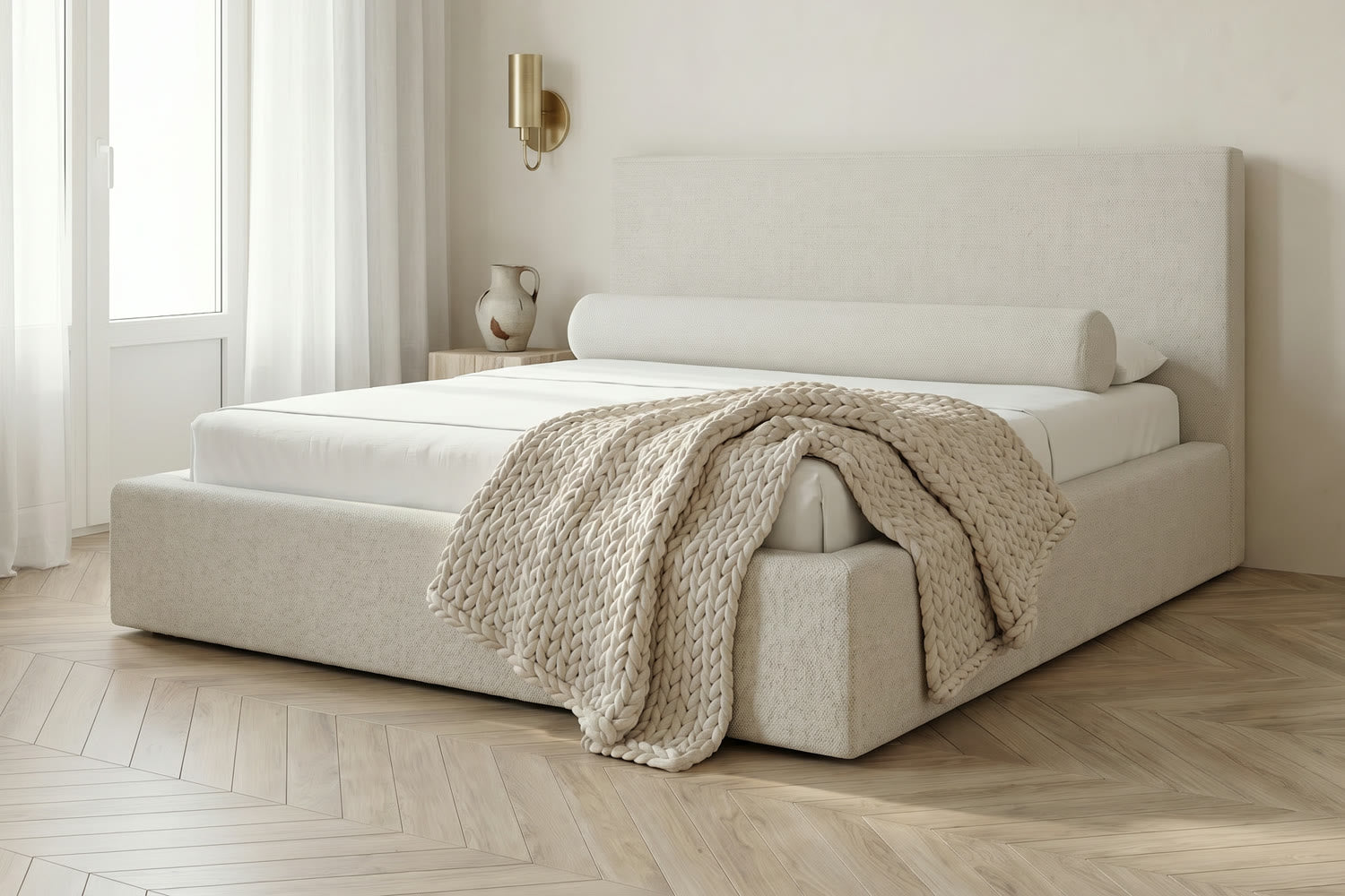 Lit Mochi Frame creme dans une chambre blanche epuree
